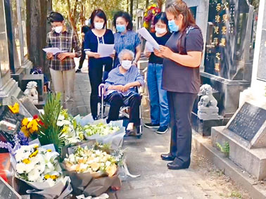 ■天安門母親成員昨早在萬安公墓拜祭並發表祭文。