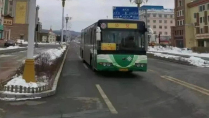 内蒙有电动巴士因天气过冻，影响电池效能需要停驶。影片截图