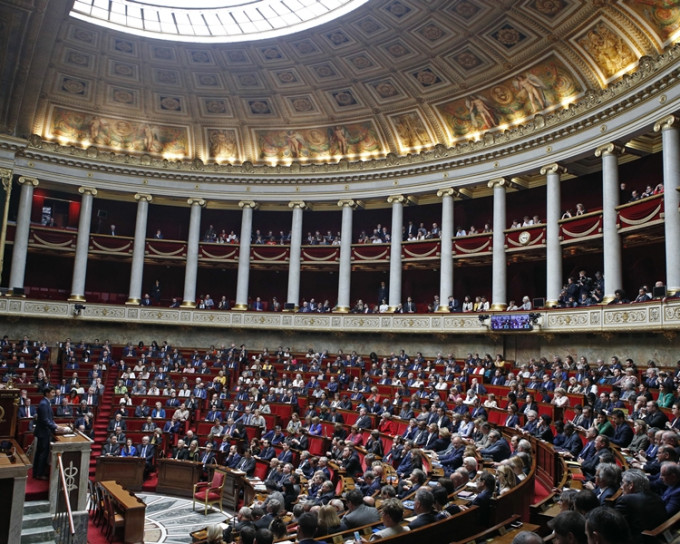 法國國民議會周日深夜表決通過一項引起爭議的移民議案。AP