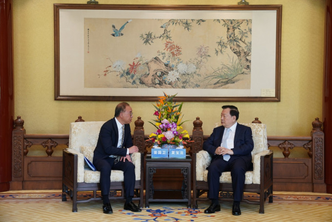 政制及内地事务局局长曾国衞（左）在访问北京期间获国务院港澳事务办公室主任夏宝龙（右）接见。
