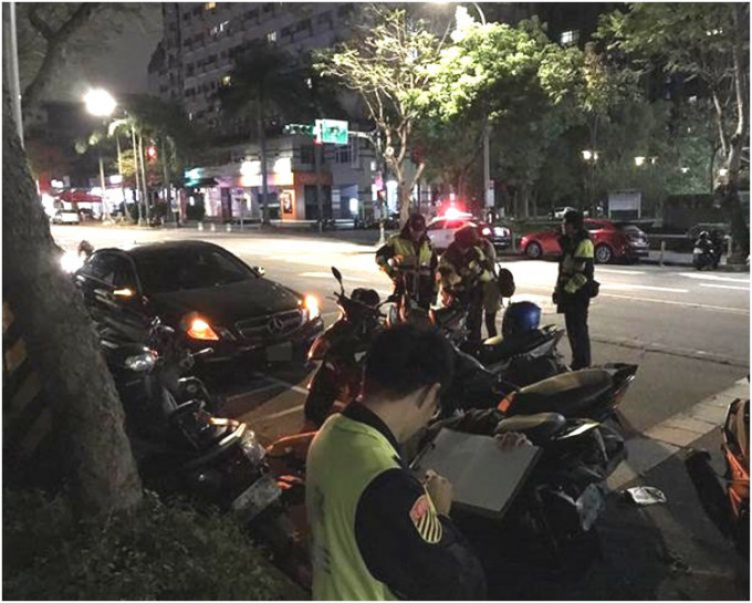路邊的12輛電單車被撞，警員到場調查。