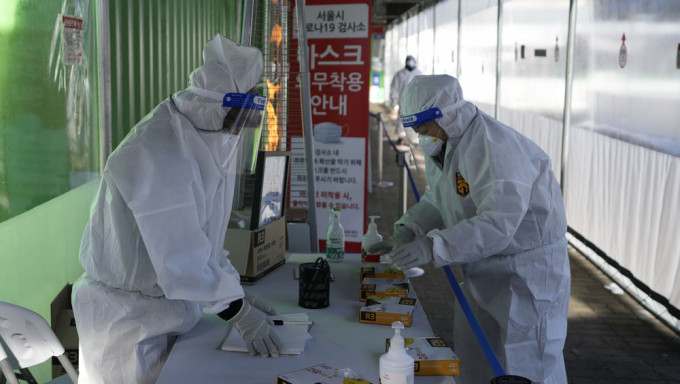 南韓首次出現死亡個案，兩名死者均是九旬老翁。AP資料圖片