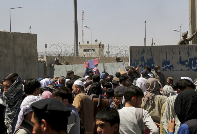 大批民众慌忙在塔利班夺权后赶往喀布尔机场。AP图片