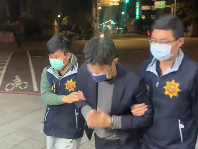 涉嫌向女友高家瑜施暴的男子林秉枢被锁上手扣，带回警署问话。（网上图片）