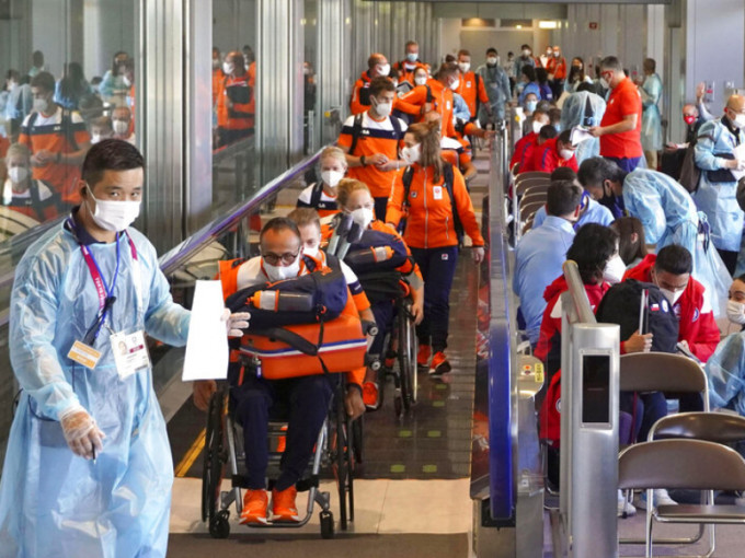 残奥运动员陆续抵达东京，防疫人员严阵以待。AP图片