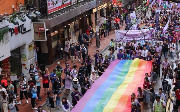 游行人士沿途拉起长约20米彩虹旗及横额。fb专页Hong Kong Pride Parade 香港同志游行