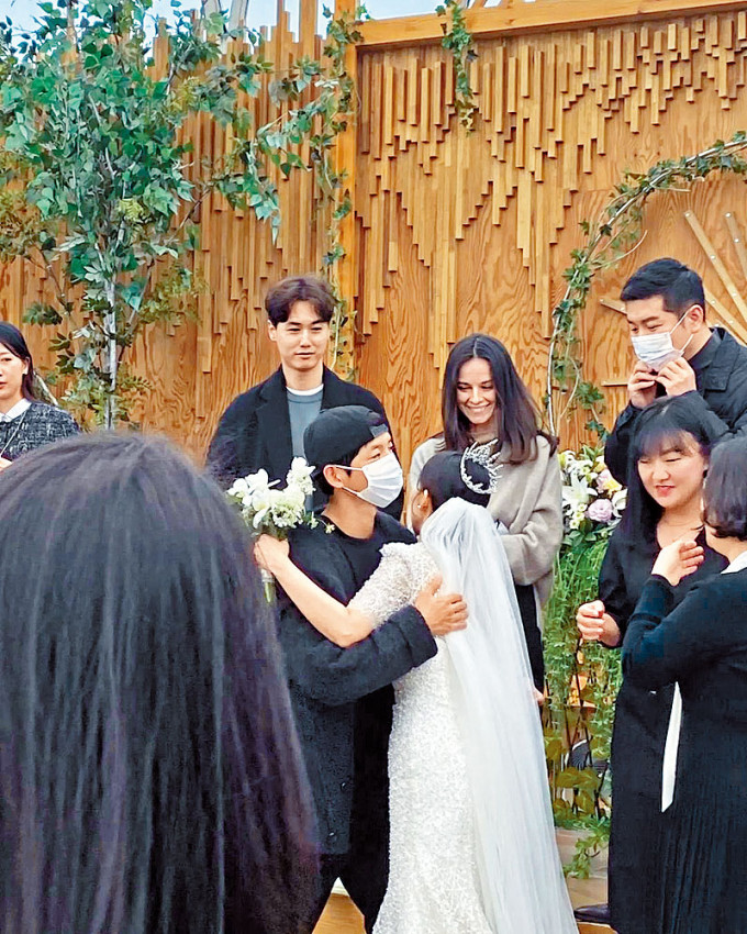 宋仲基本月17日帶女友Katy（後排中）出席高球手任成宰的婚禮。
