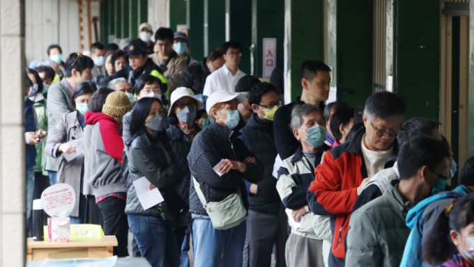 台湾今日举行大选，民众在北市大安国中投票所排队等候投票。 中时