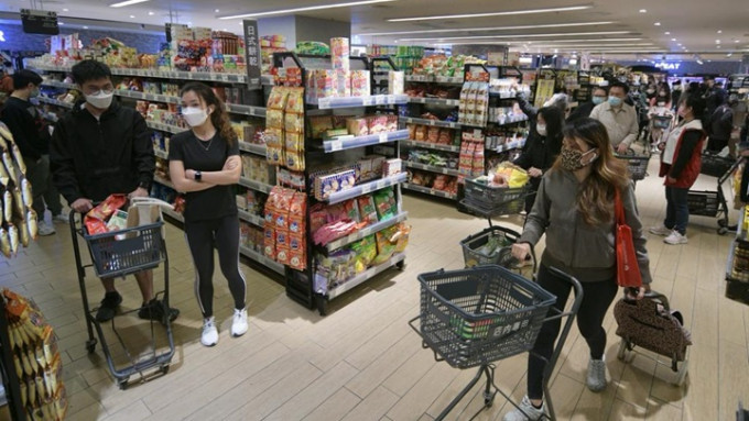 晚上仍有市民到超市搶購食品。
