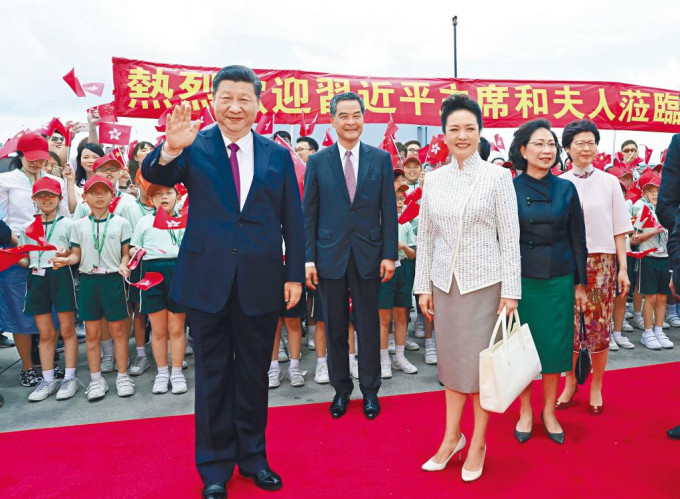 國家主席習近平與夫人彭麗媛於一七年曾親赴香港，出席香港慶祝回歸祖國大會及政府就職典禮。