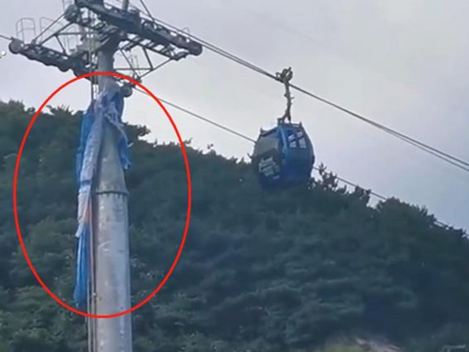 浙江景区发生滑翔伞与缆车相撞意外。网图