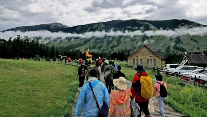 新疆擠滿遊客，「草原上人比羊多」。