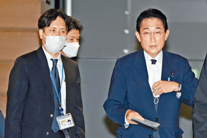 荒井勝喜（左）去年12月與首相岸田文雄攝於首相府。