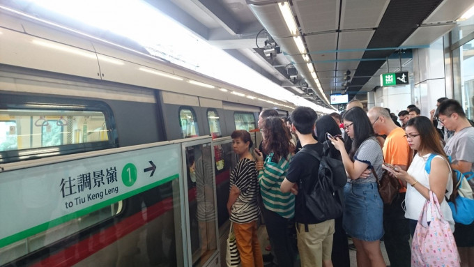 觀塘站月台站滿候車乘客。