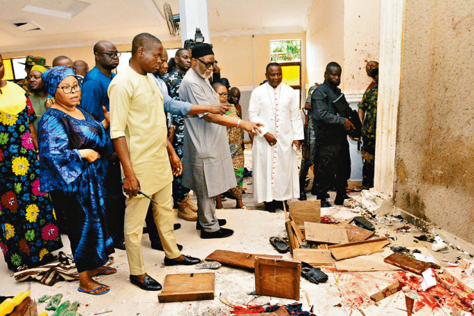 尼日利亚翁多州州长阿克雷多卢在遇袭天主教堂视察。