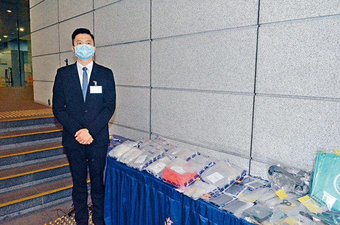 高級督察陳熾華展示行動中檢獲毒品及證物。