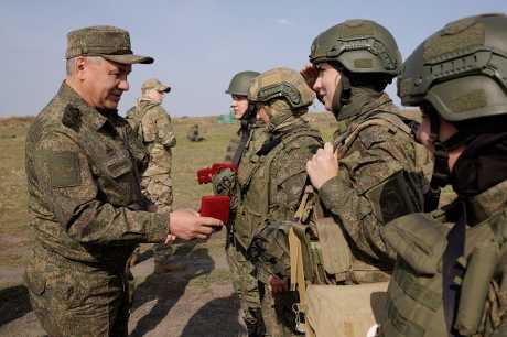 俄防长绍伊古(左)上周到南部军区一处训练场向军人颁奖。路透社