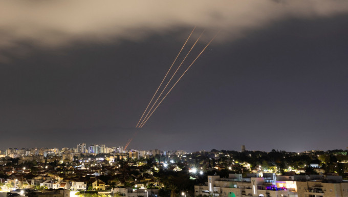 以色列发射防空导弹拦截伊朗的巡飞弹。　路透社