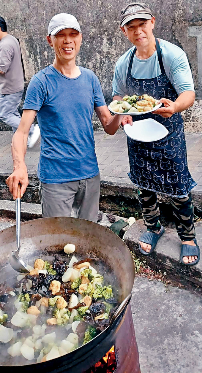 到访荔枝窝时，黄锦星协助将农家菜「客家炒萝卜」上碟奉客。
