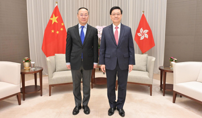 行政長官李家超（右）今日與國家金融監督管理總局局長李雲澤（左）會面。