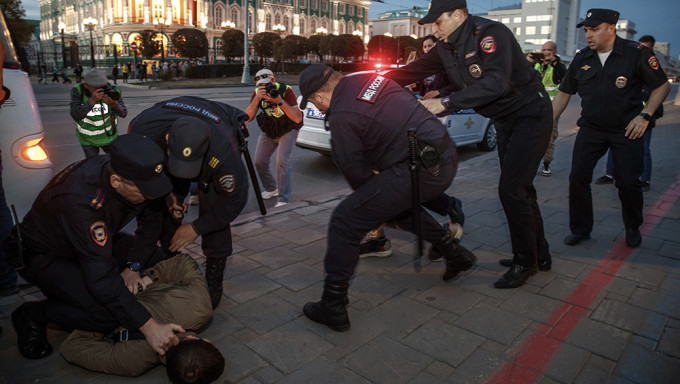 动员令后引发示威，俄罗斯叶卡捷琳堡警方拘捕抗争者。AP