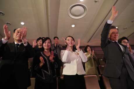 金与正（白衫者）率领高层代表团访问南韩，完成历史使命。AP