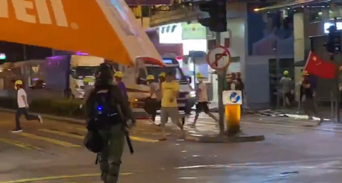 荃湾有一批人手持武器及国旗聚集。网上影片截图