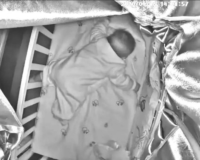 三個月大嬰兒訓練趴睡窒息亡，其母竟全程「死亡直播」懵然不知。(網圖)