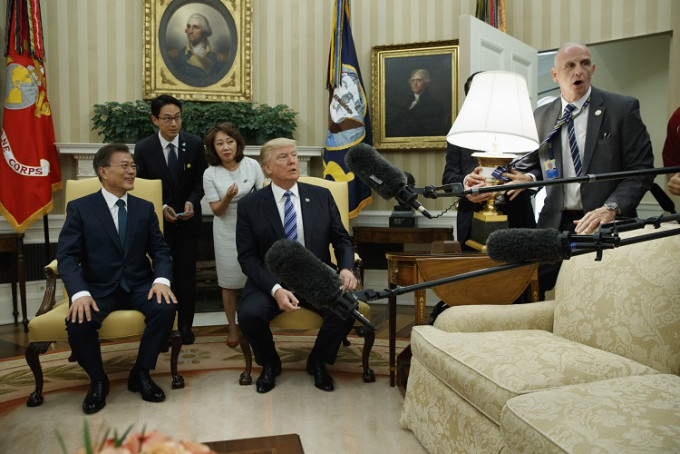 白宮職員馬上接住桌燈。AP圖片