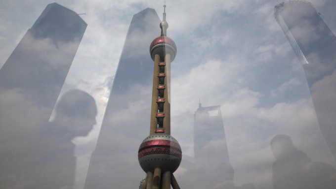 上海东方明珠电视塔与市中心高楼倒影。 路透社