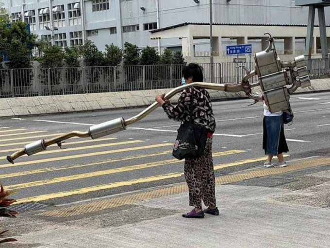 不少網民笑言與之前托死氣喉老婦是矛盾對決。網圖