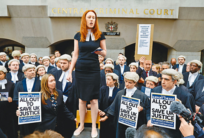 英國刑事大律師六月在倫敦奧卑利法院外罷工集會。