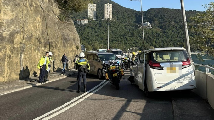 香岛道两部七人车迎头相撞。fb：香港交通及突发事故报料区