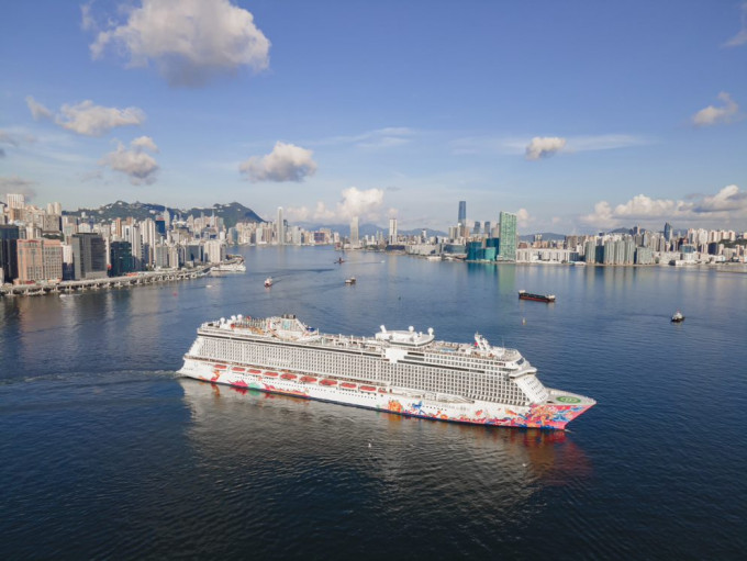 为庆祝星梦邮轮五周年，正在港推出邮轮公海游体验的云顶梦号邮轮，直至10月22日均呈献买一送一优惠。