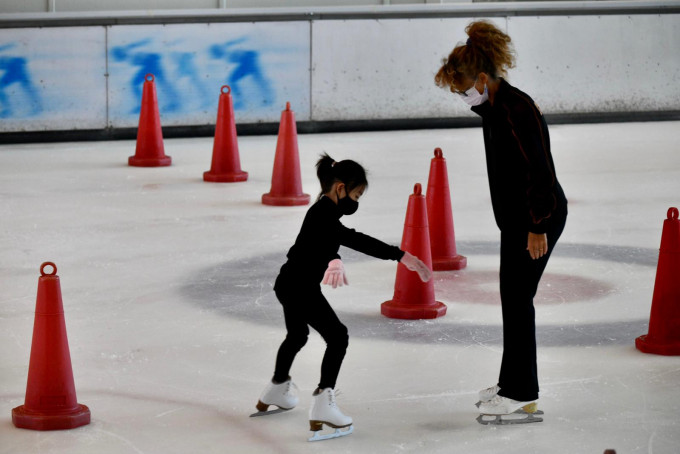 公众溜冰场可恢复队际运动。