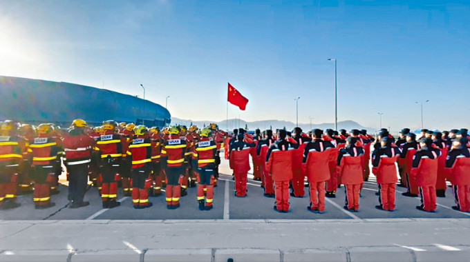 香港特區救援隊在土耳其與國家救援隊會合，並參與升國旗儀式。