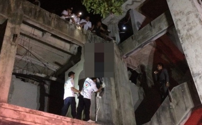 乌迪山和女婴的尸体被发现吊在建筑物外墙。网上图片
