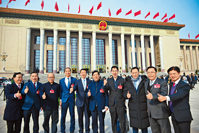 港区政协高呼胜利闭幕，包括：杨政龙、郭基辉 。