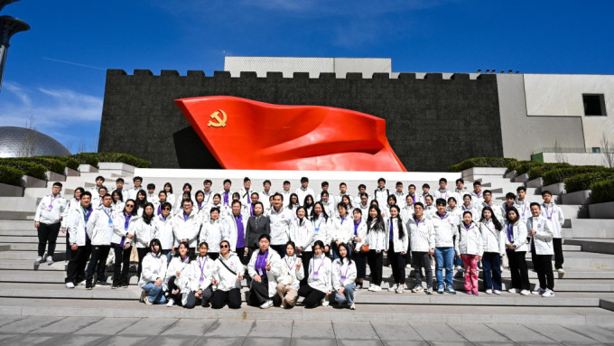 首屆國家安全教育參訪團完成行程回港，圖示參訪團團員在中國共產黨歷史展覽館合照。