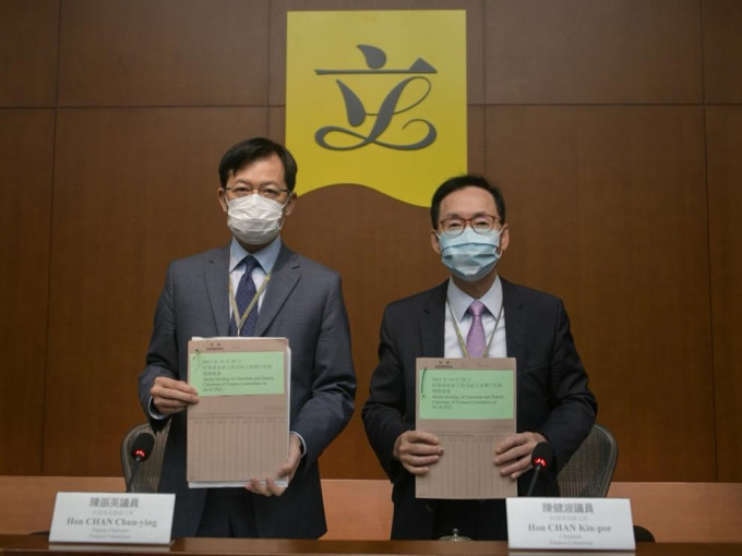 陈健波(右)不同意立法会财委会变成「政府提款机」之说。