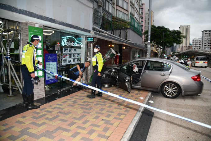 私家車衝上行人路再撞毀商鋪。