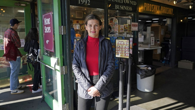 Olga Sagan在美国经营面包店，近日遭到反俄反战情绪波及。美联社图片
