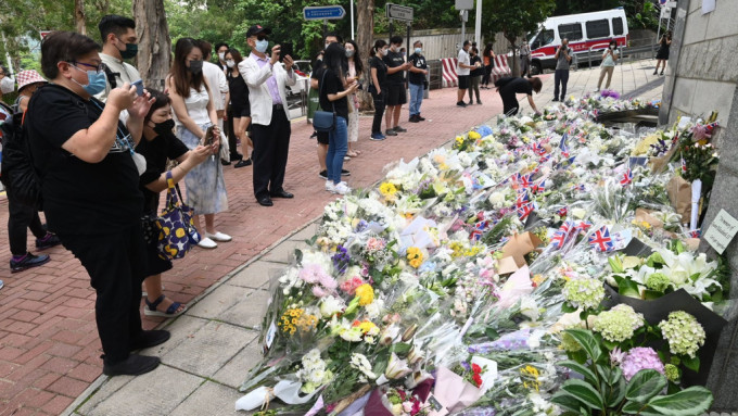 大批市民涌到英国驻港领事馆献花吊唁，馆外顿成花海。