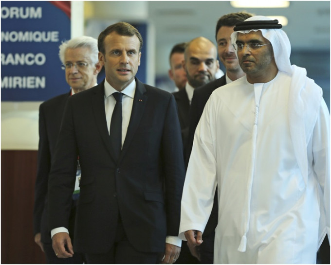 法国总统马克龙（打领呔者）周四突然飞抵沙特阿拉伯首都利雅得访问。AP