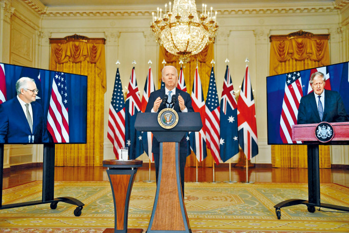 拜登周三在白宫透过视讯，与约翰逊（右）和莫里森（左）一同宣布新的三边安全结盟消息。