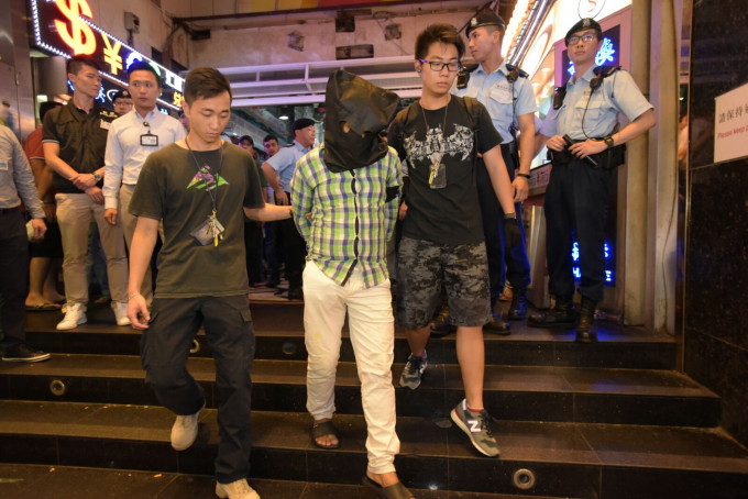 一名45歲非華裔男子涉嫌販毒被捕，現正被扣留調查。黃文威攝