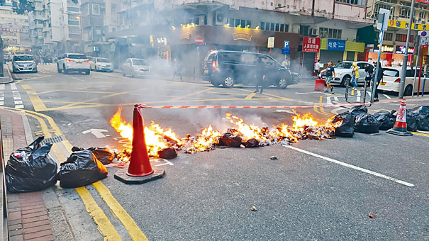■示威者縱火焚燒路障雜物。