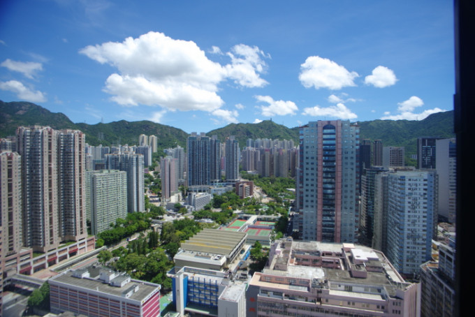 單位居高臨下,外望開揚市景及遠山景。
