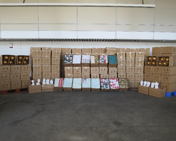 海關展示檢獲的316紙箱私煙。圖：政府新聞處