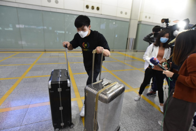 昨晚从南韩抵港的香港旅客。